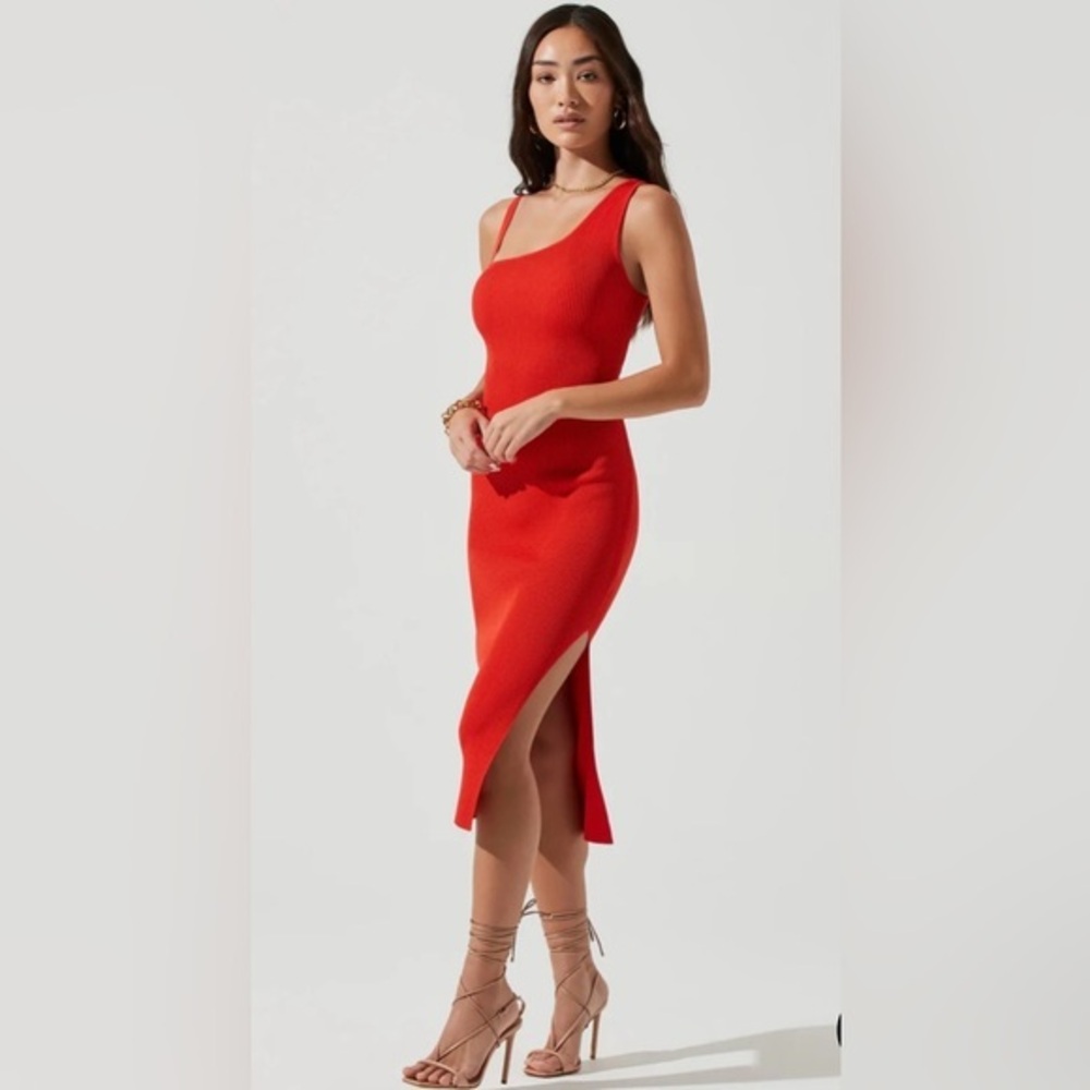 Astr the Label Misty One Shoulder Bodycon Midi Dress in Red, Small